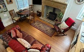The Little Hideaway - Historic Gem Off Haworth Main Street -Log Fire